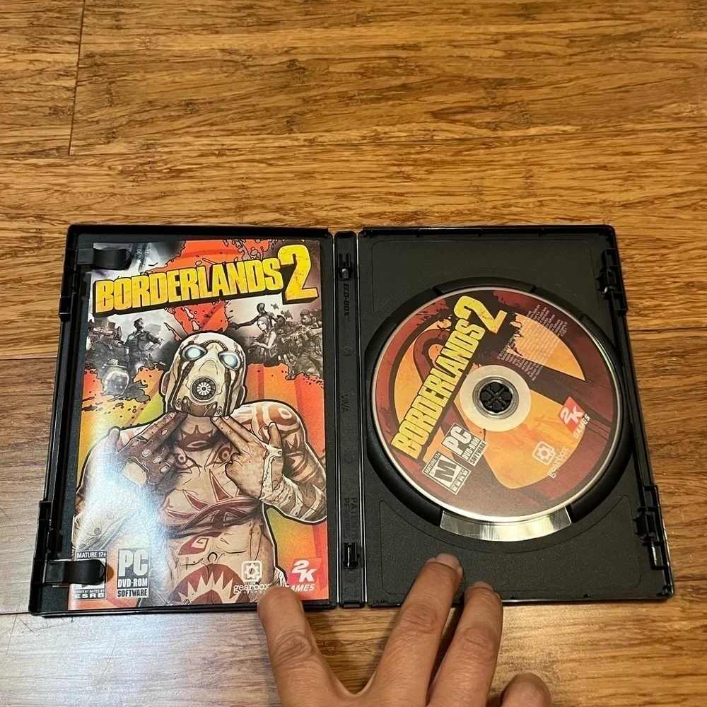 Borderlands 2 DVD disc and case and booklet for PC. Great condition